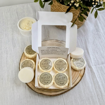 Jabones artesanales de avena, karité y almendras en caja abierta, formato cuadrado
